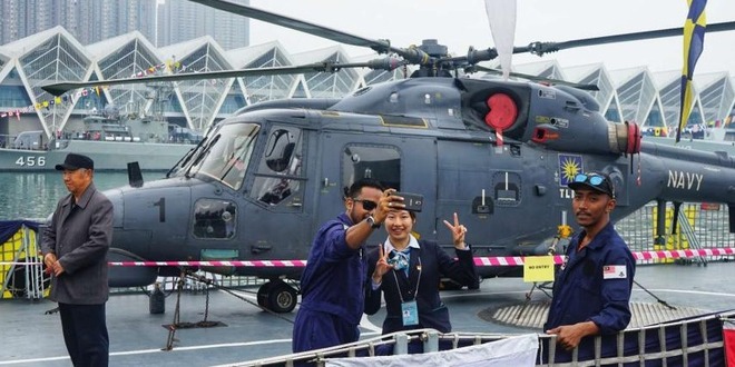 青岛：人民海军成立70周年舰艇开放日参观者络绎不绝